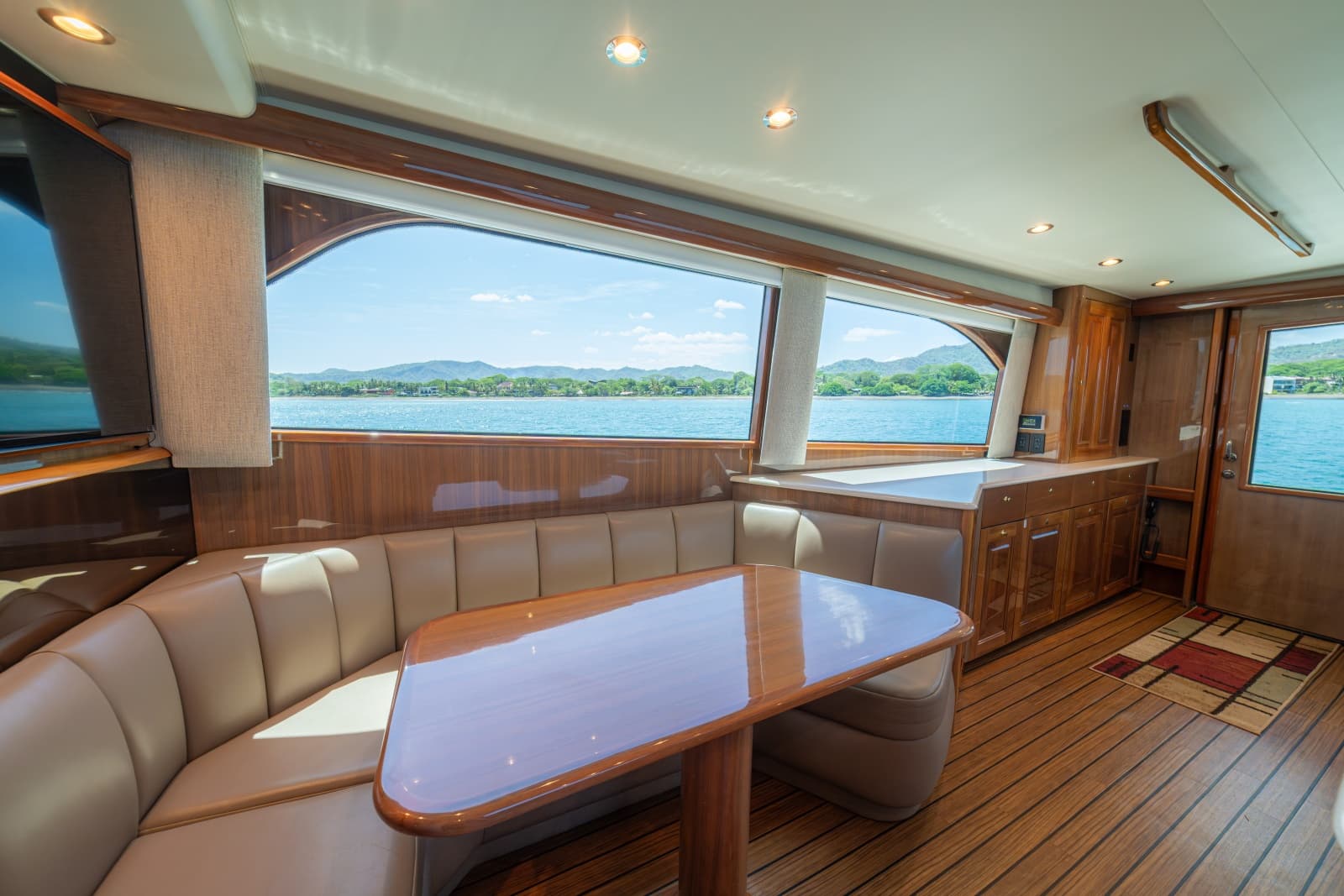 2005 Viking 61 Convertible - Photo 16