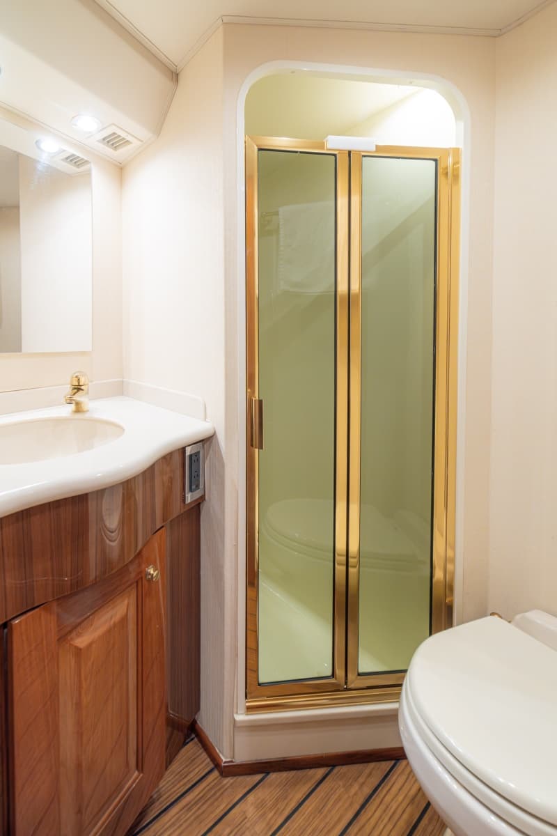2005 Viking 61 Convertible - Photo 44