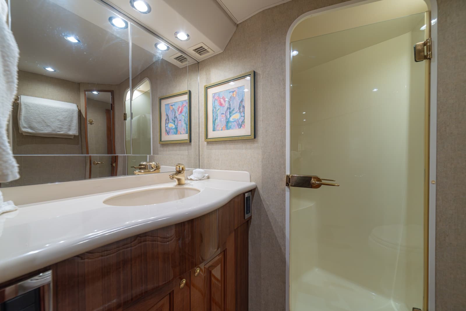 2005 Viking 61 Convertible - Photo 35