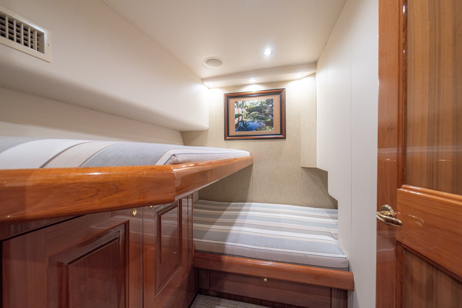 2005 Viking 61 Convertible - Photo 20