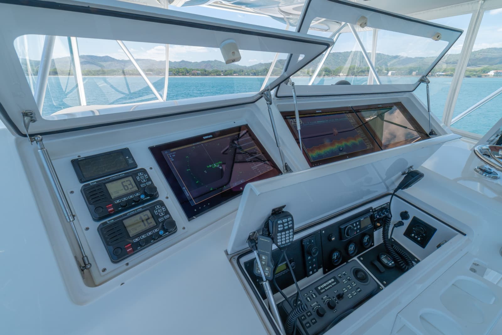 2005 Viking 61 Convertible - Photo 64