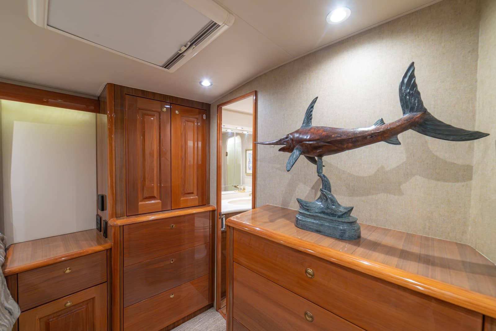 2005 Viking 61 Convertible - Photo 34