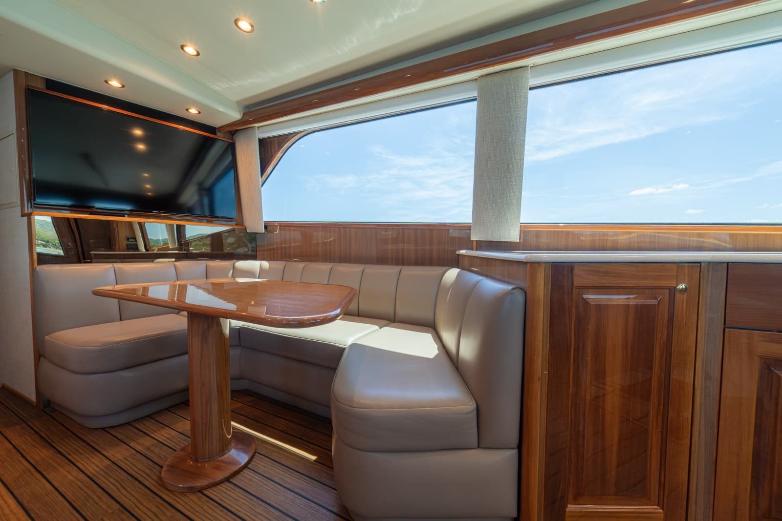 2005 Viking 61 Convertible - Photo 14