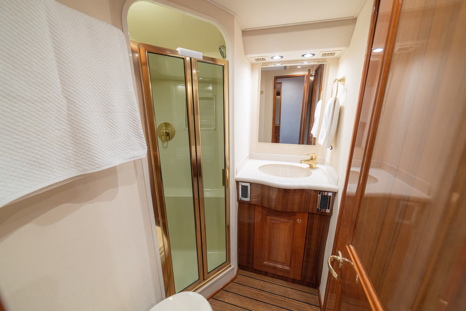 2005 Viking 61 Convertible - Photo 24