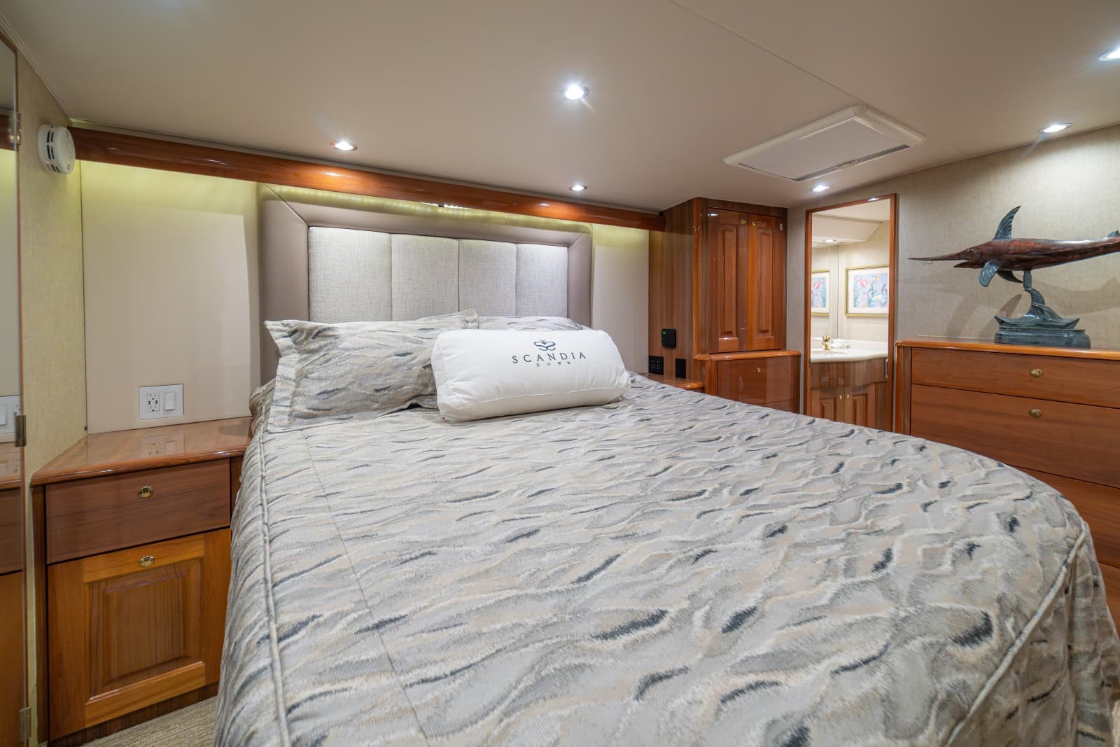 2005 Viking 61 Convertible - Photo 33