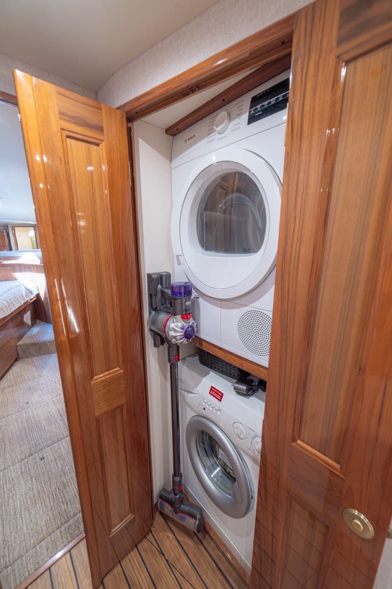 2005 Viking 61 Convertible - Photo 27