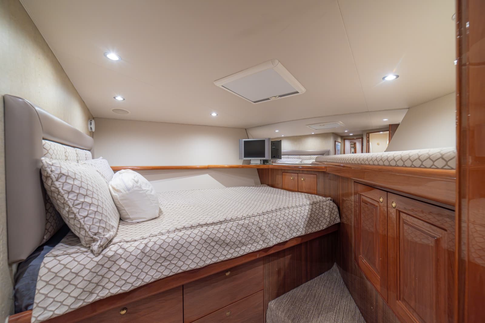 2005 Viking 61 Convertible - Photo 40