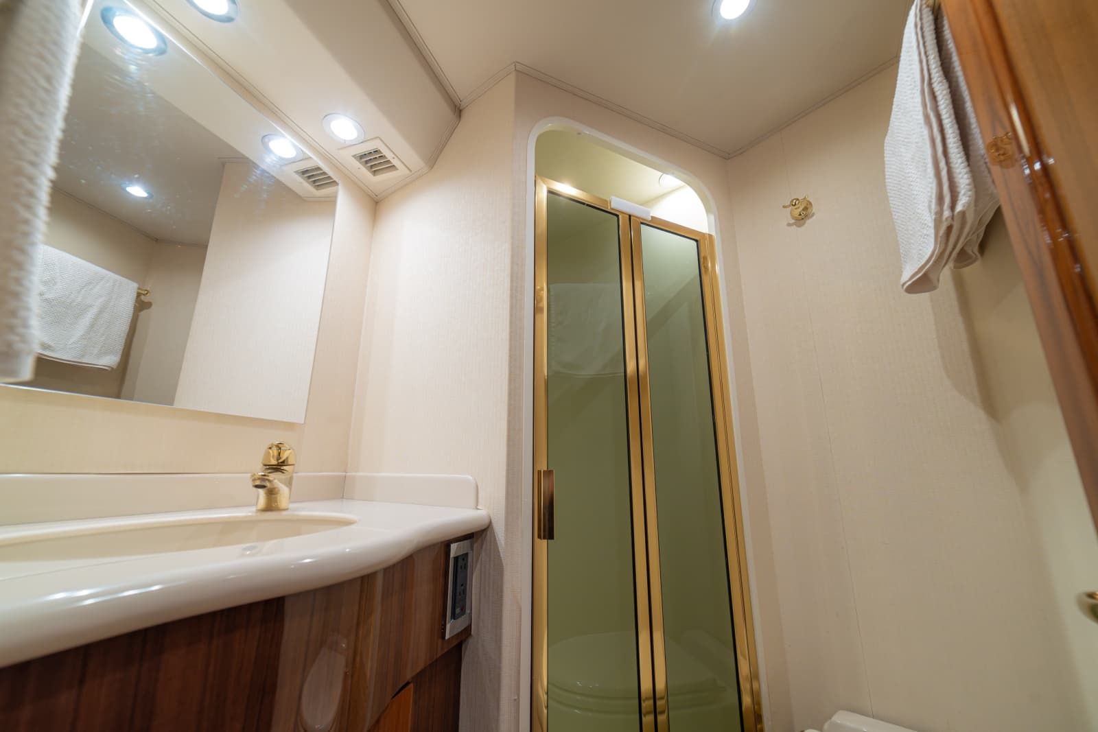 2005 Viking 61 Convertible - Photo 45