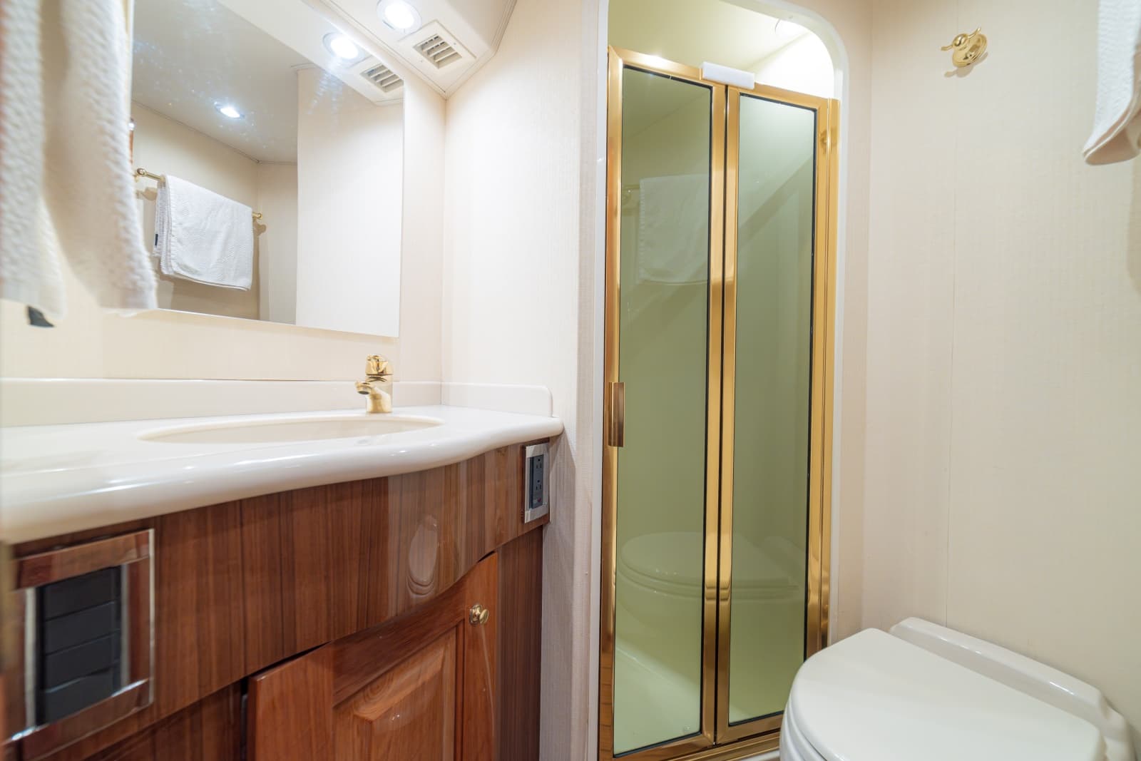 2005 Viking 61 Convertible - Photo 43