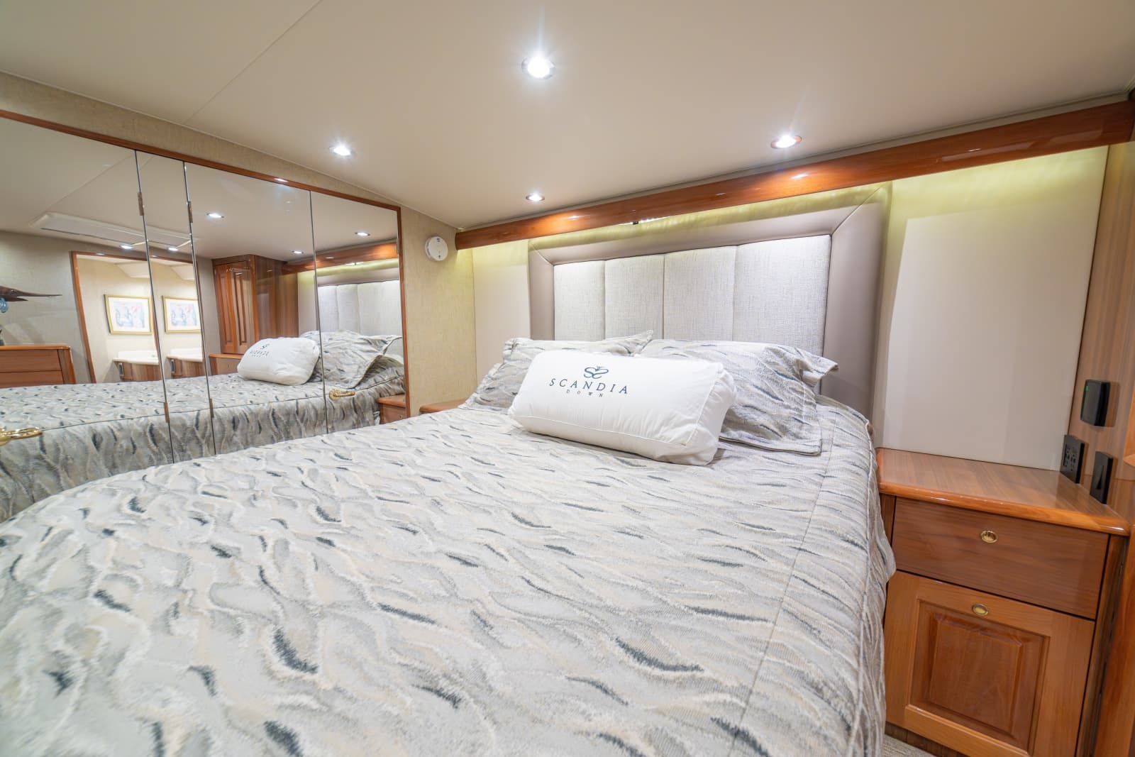 2005 Viking 61 Convertible - Photo 31