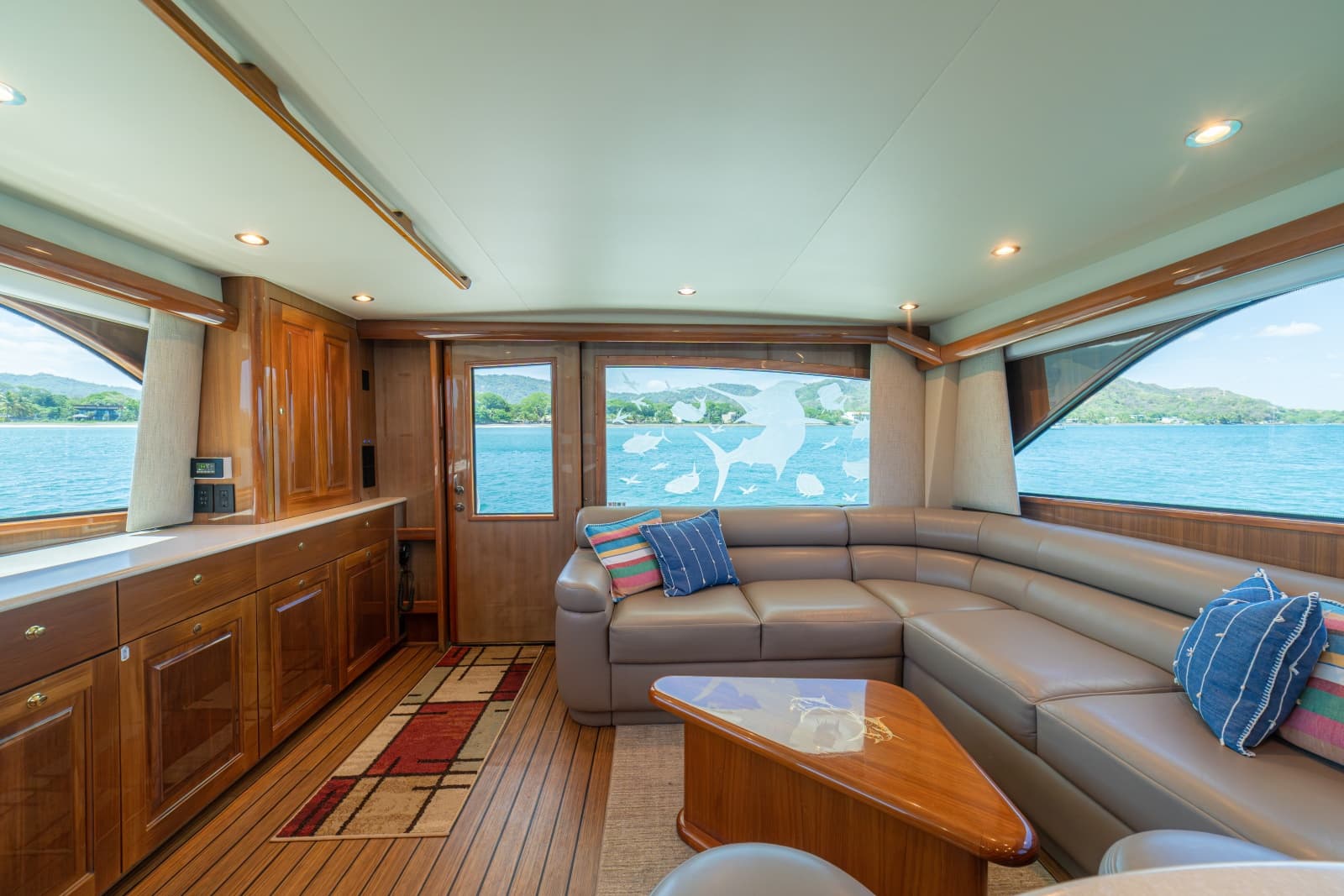 2005 Viking 61 Convertible - Photo 17