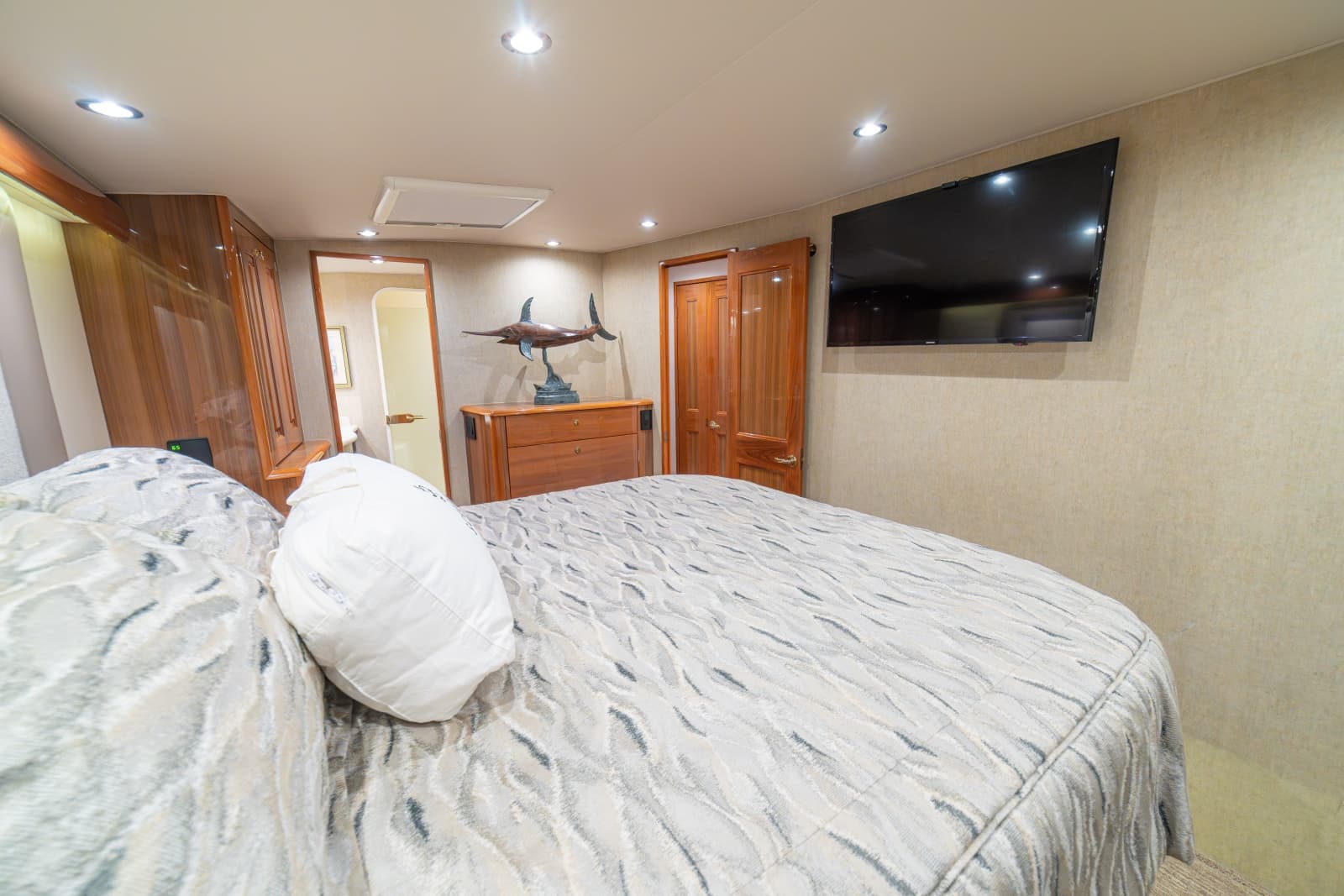 2005 Viking 61 Convertible - Photo 30