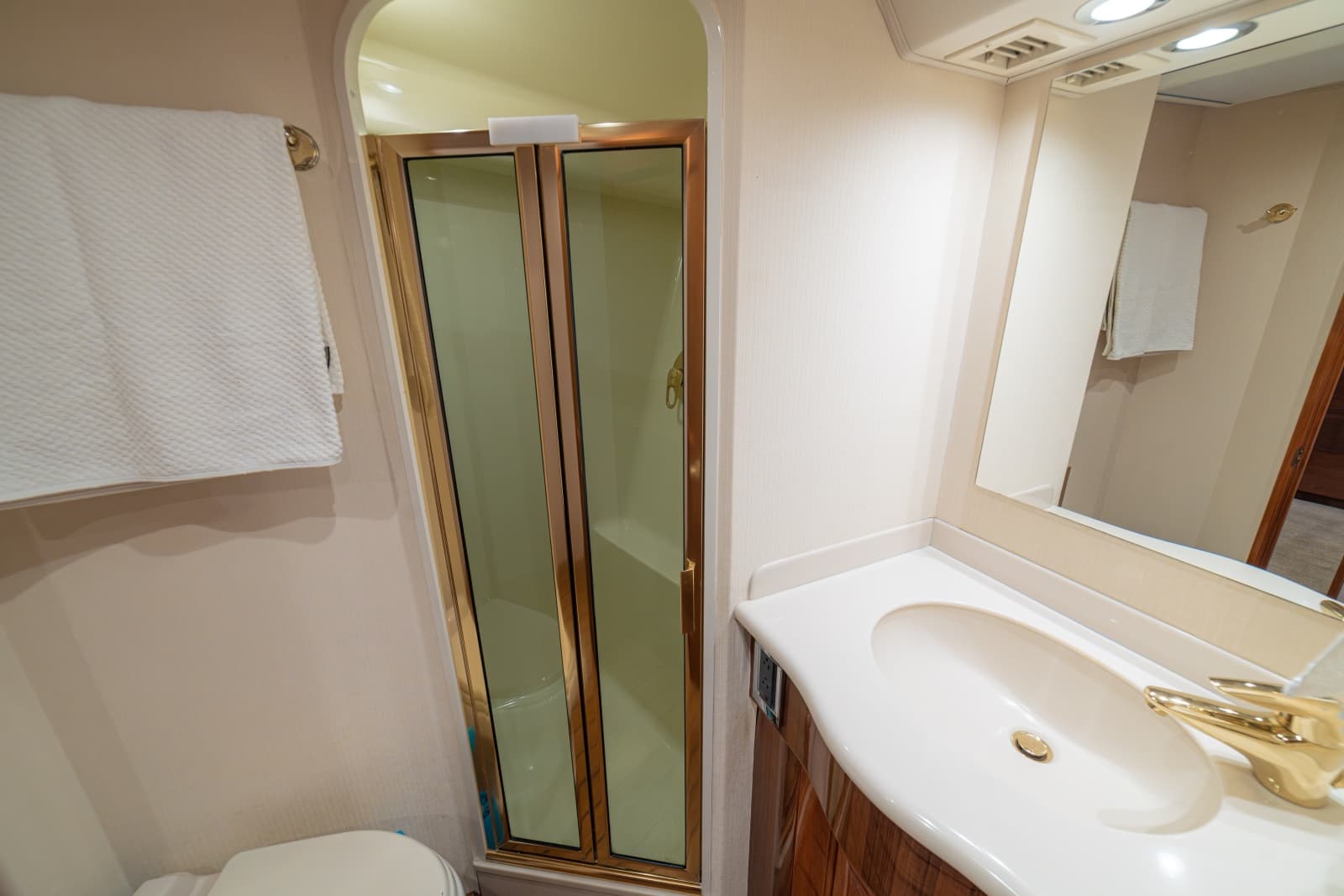 2005 Viking 61 Convertible - Photo 23