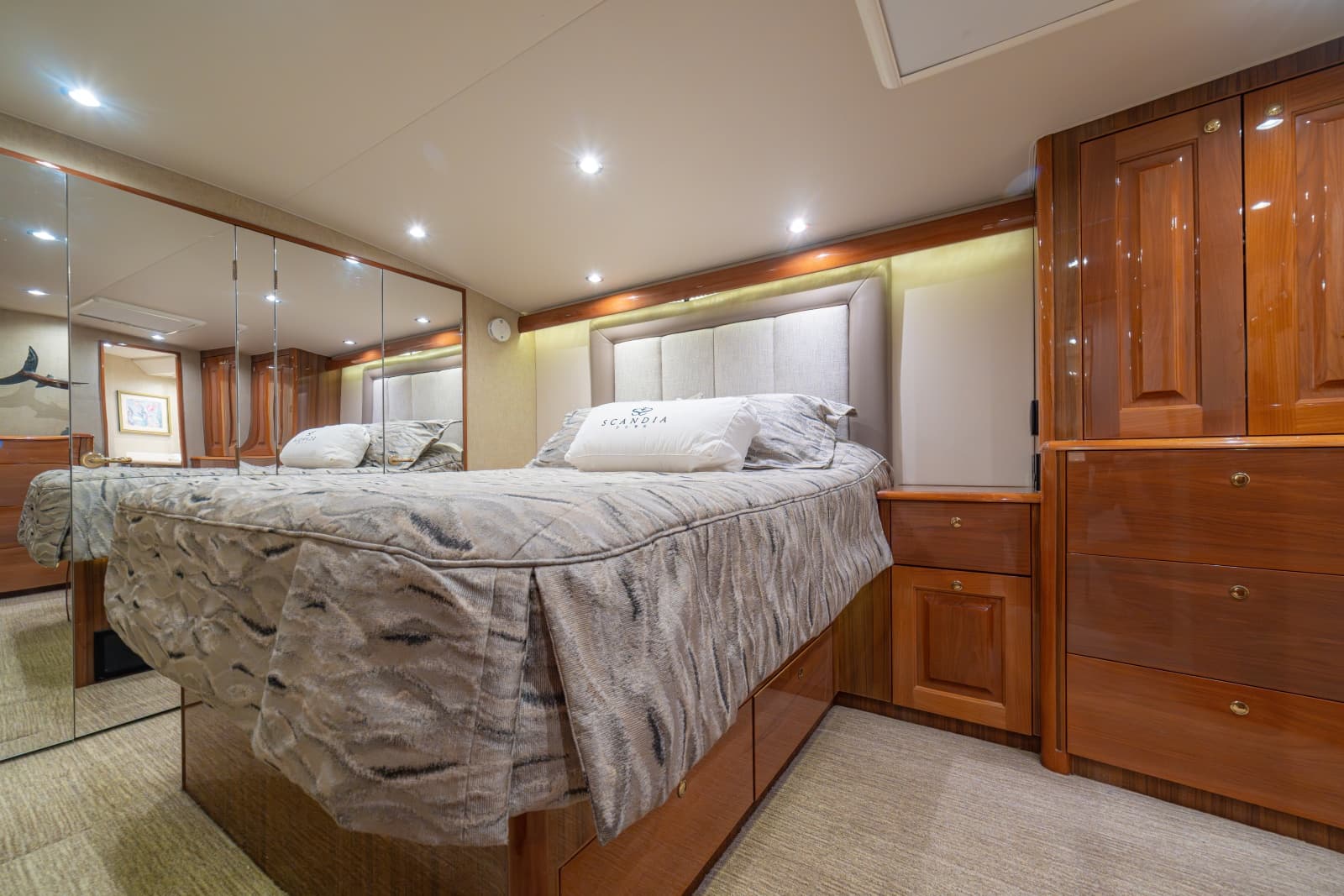 2005 Viking 61 Convertible - Photo 29