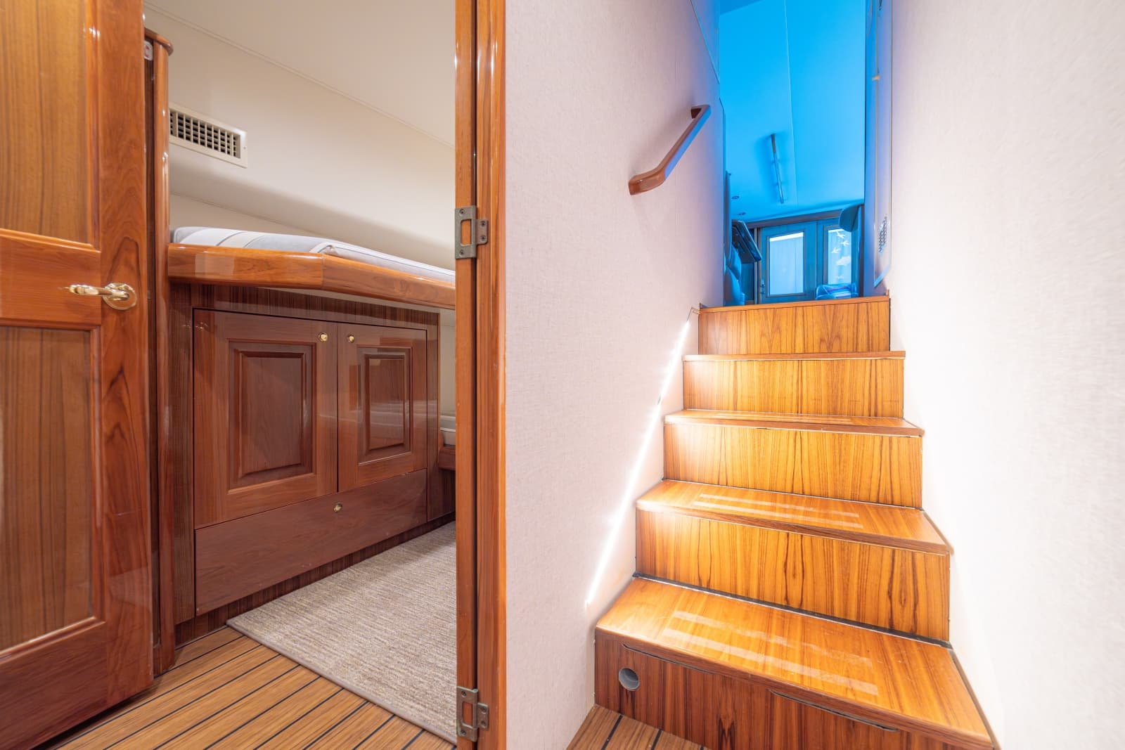 2005 Viking 61 Convertible - Photo 18