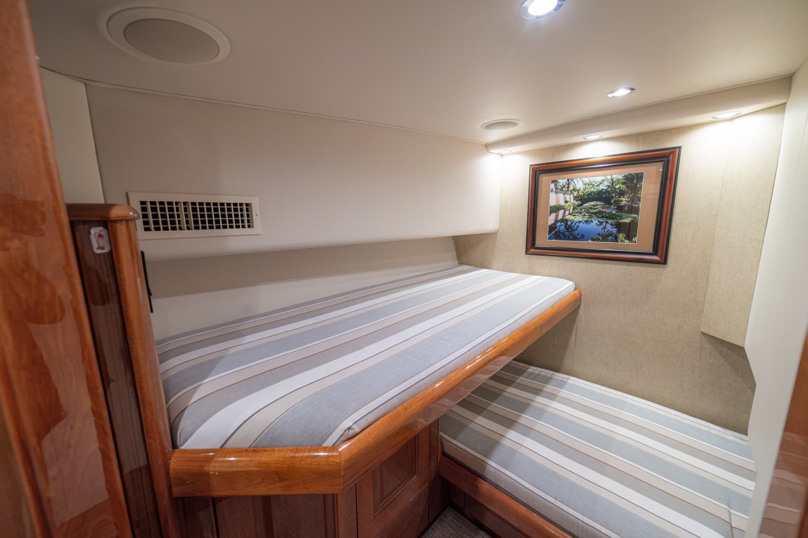 2005 Viking 61 Convertible - Photo 19