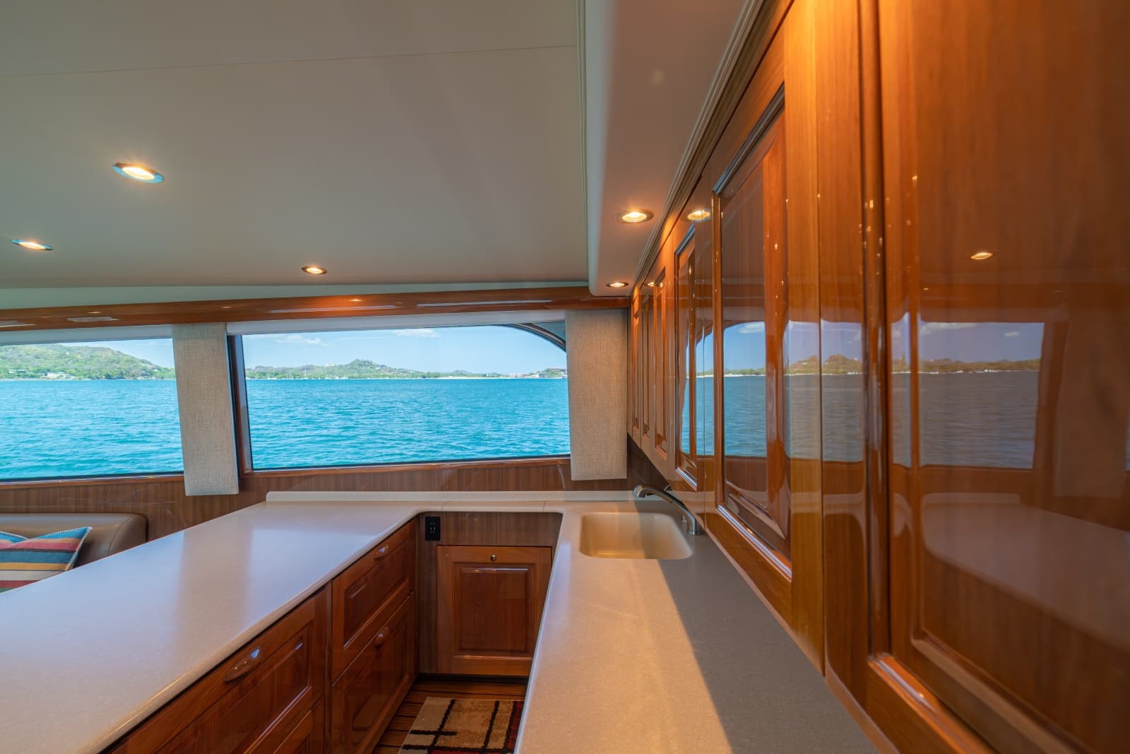 2005 Viking 61 Convertible - Photo 11