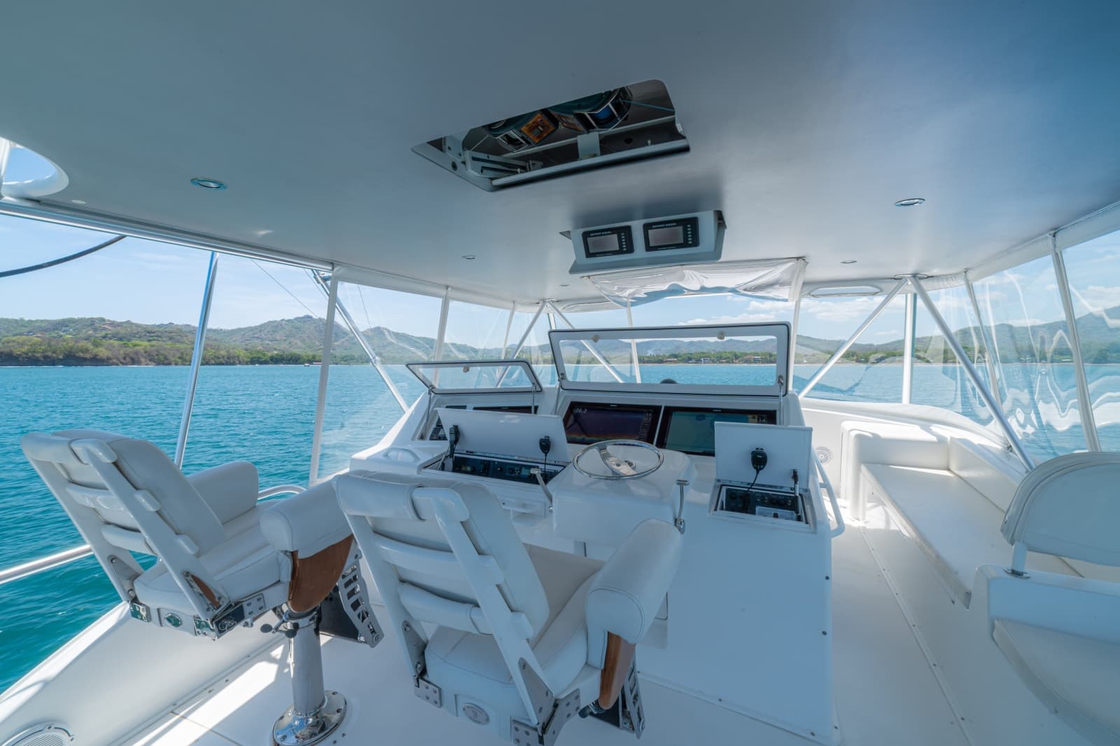 2005 Viking 61 Convertible - Photo 2