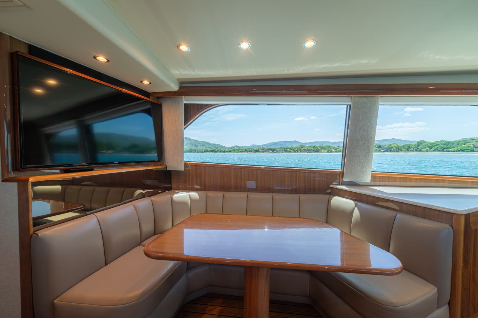 2005 Viking 61 Convertible - Photo 15