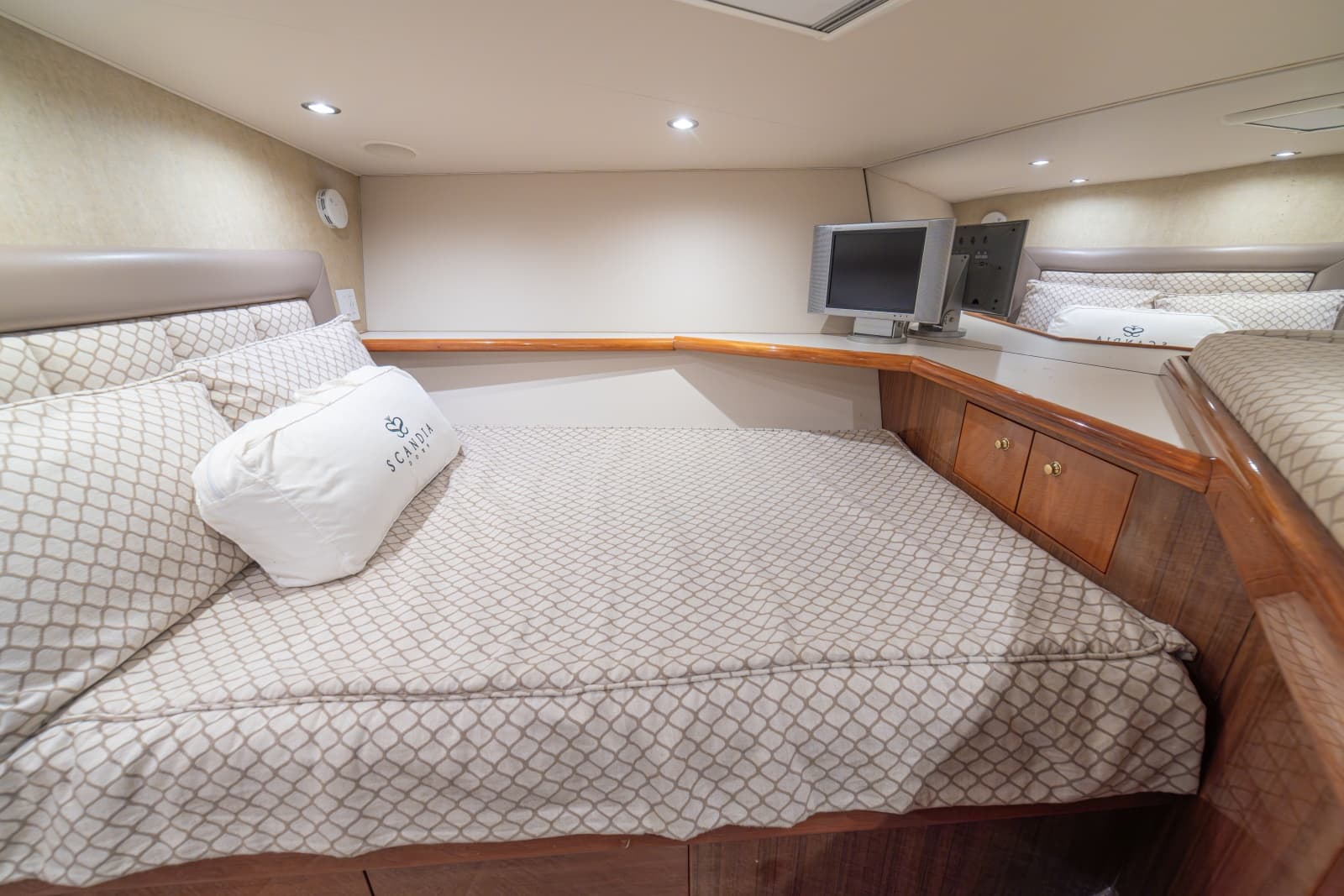 2005 Viking 61 Convertible - Photo 41