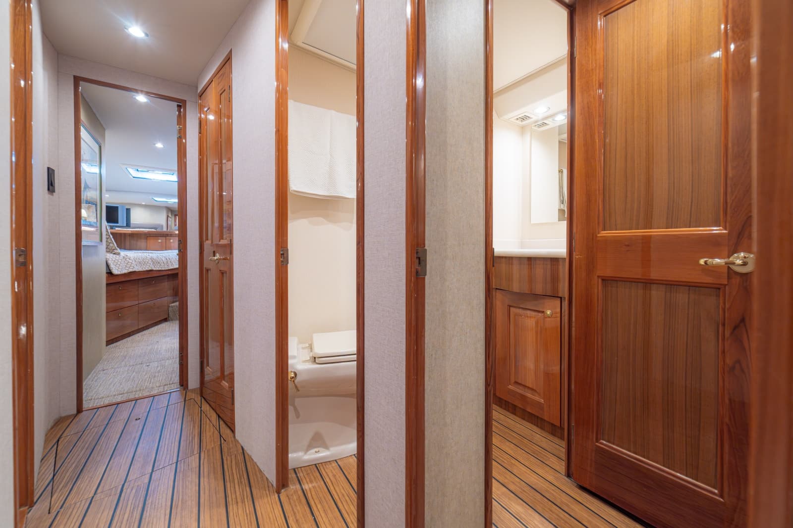 2005 Viking 61 Convertible - Photo 26