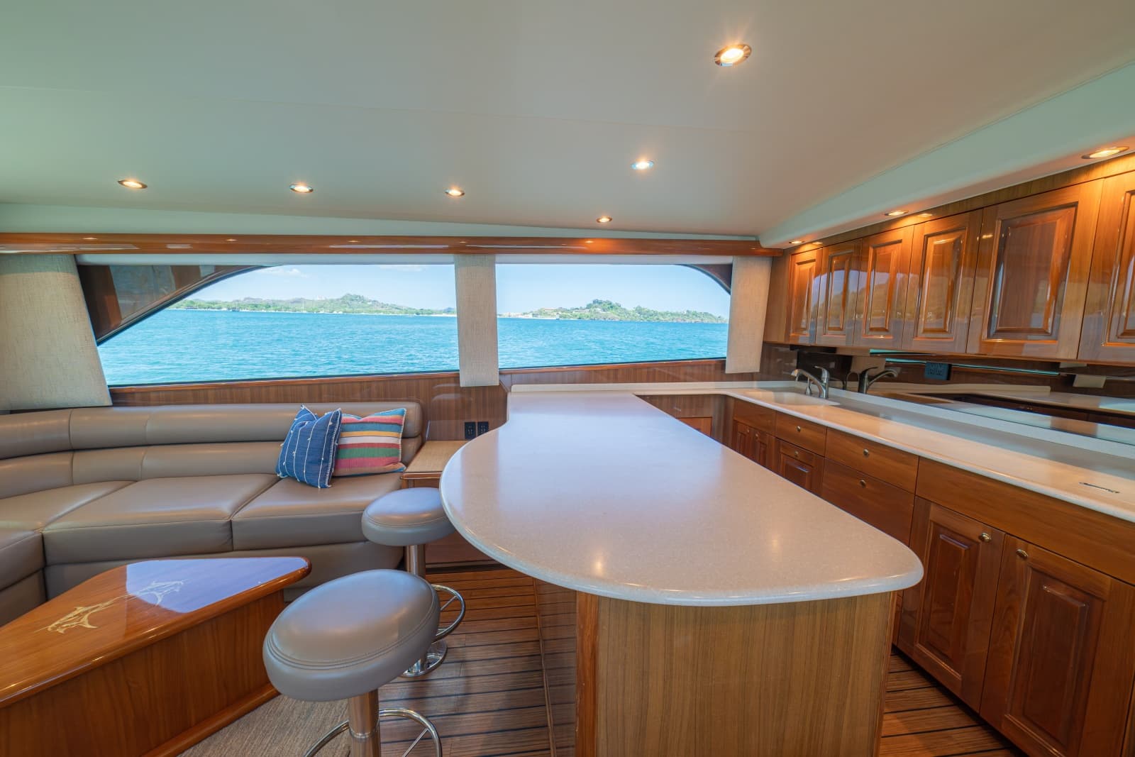 2005 Viking 61 Convertible - Photo 8