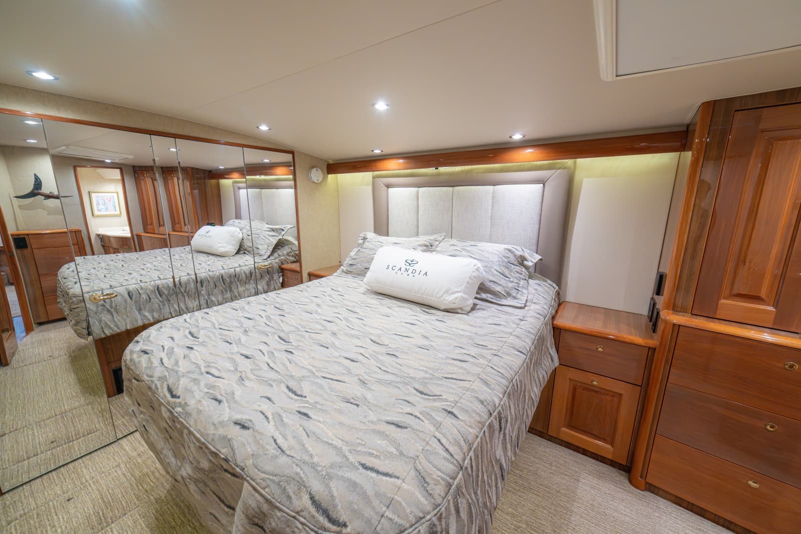 2005 Viking 61 Convertible - Photo 32