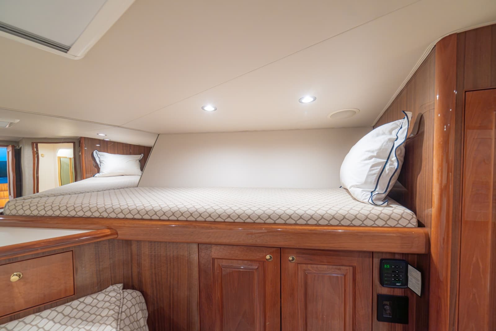 2005 Viking 61 Convertible - Photo 42