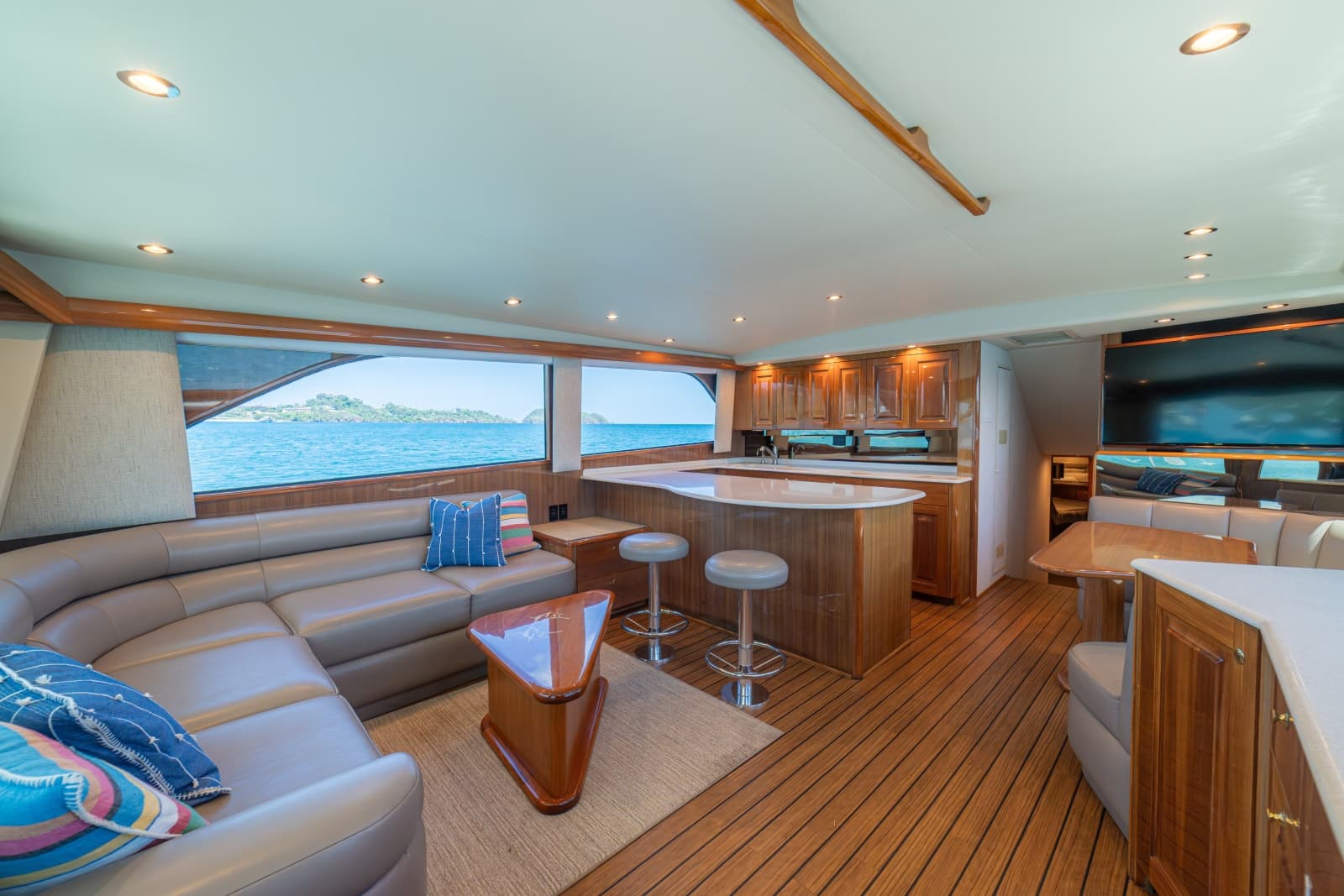 2005 Viking 61 Convertible - Photo 5