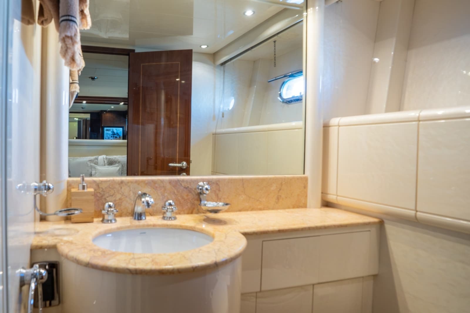 2004 Mangusta 72 - Photo 34