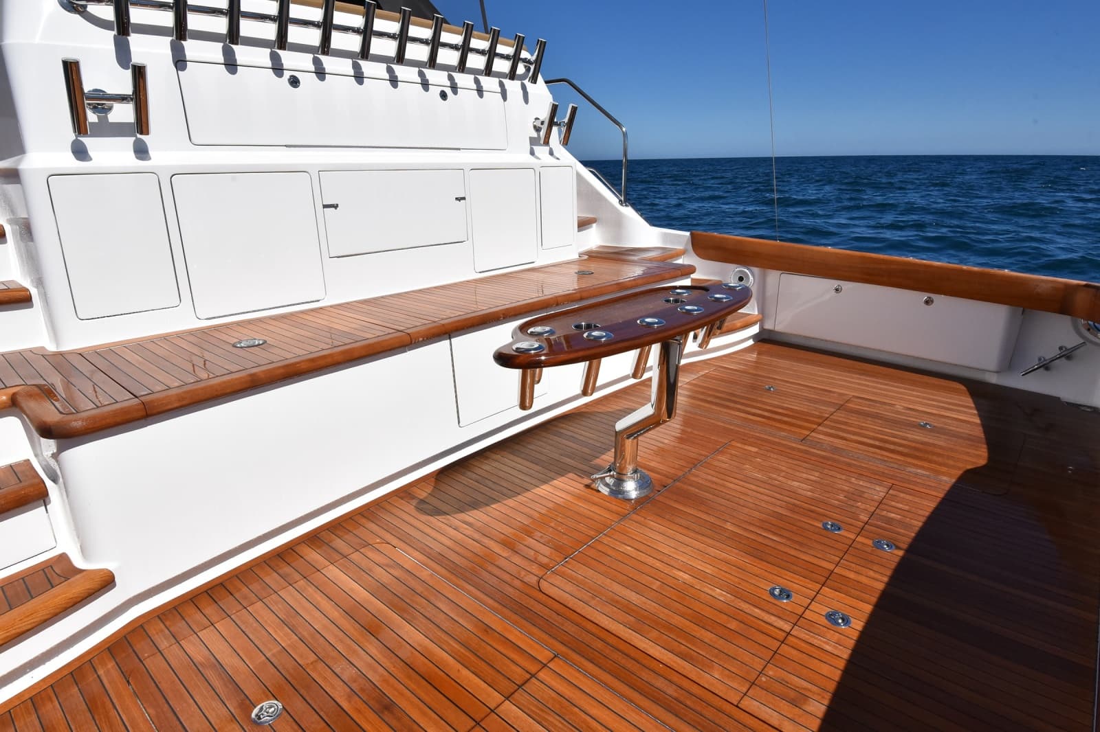 2024 Viking 90 Skybridge - Photo 33