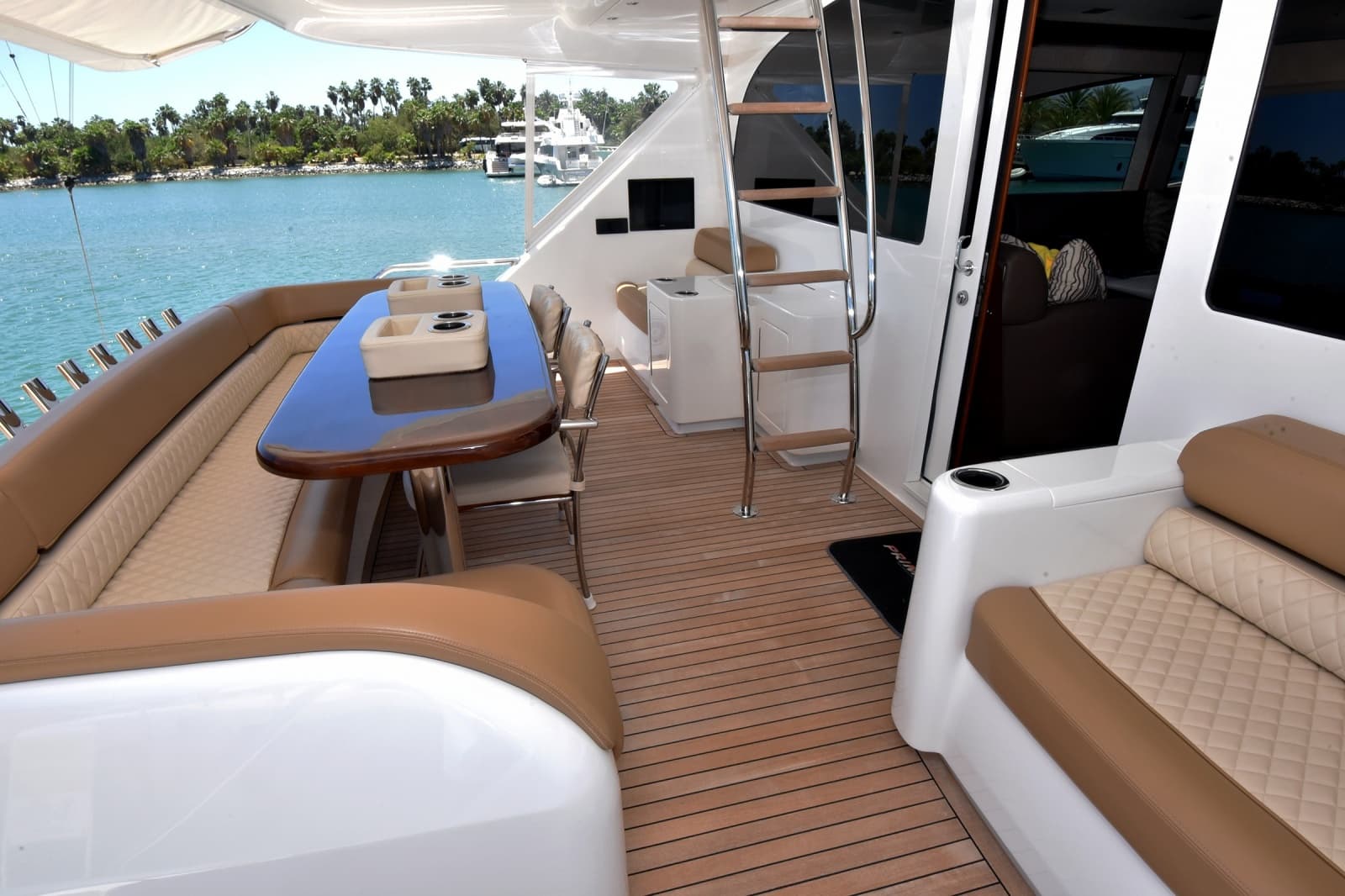 2024 Viking 90 Skybridge - Photo 12