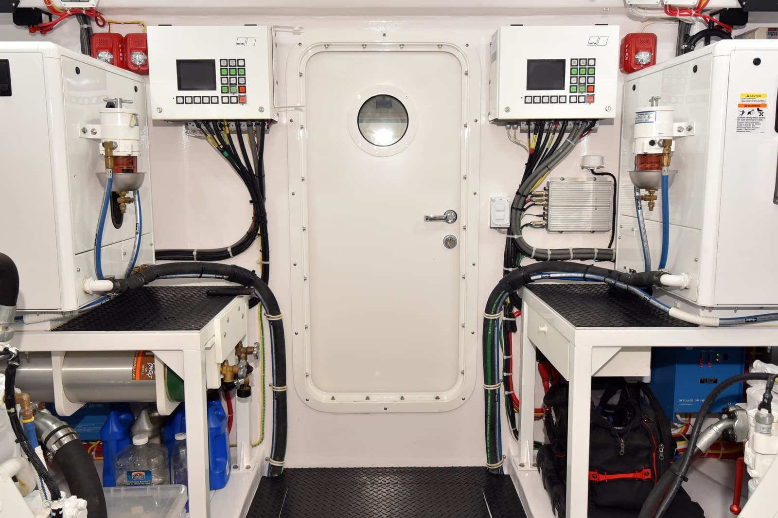 2024 Viking 90 Skybridge - Photo 30
