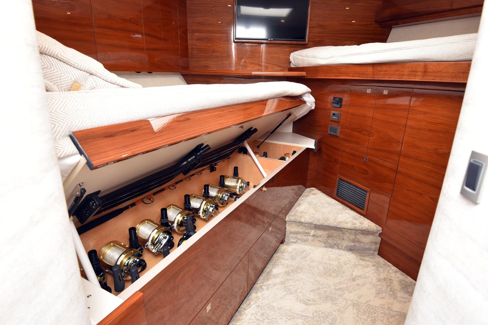 2024 Viking 90 Skybridge - Photo 18