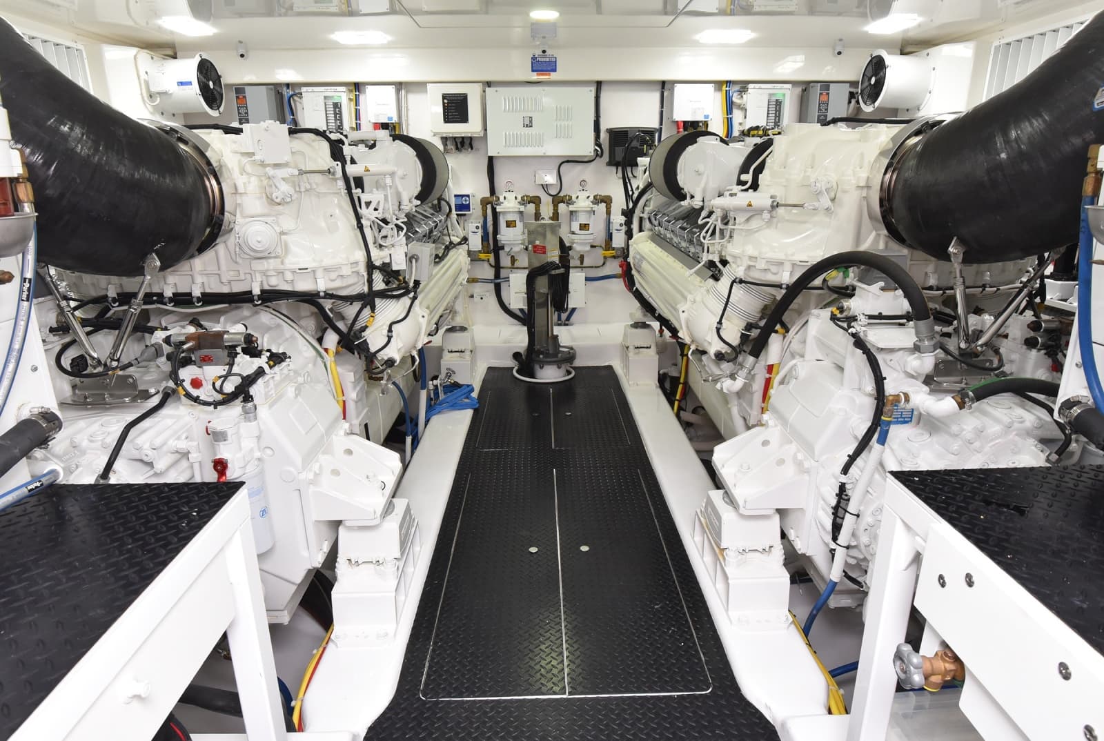 2024 Viking 90 Skybridge - Photo 28