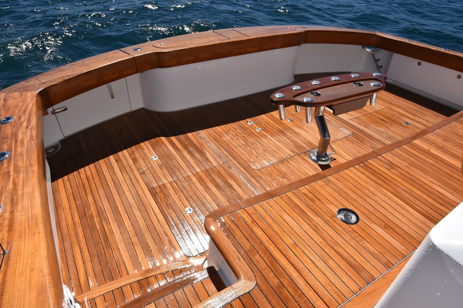 2024 Viking 90 Skybridge - Photo 32