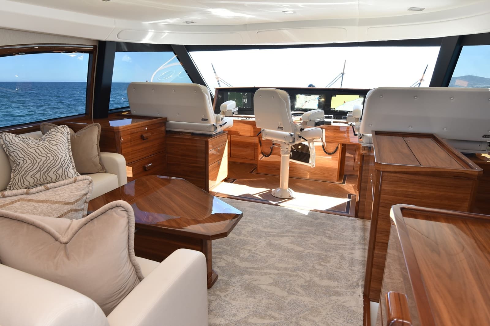 2024 Viking 90 Skybridge - Photo 22