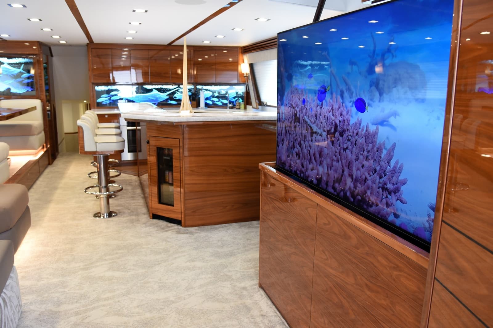2024 Viking 90 Skybridge - Photo 9