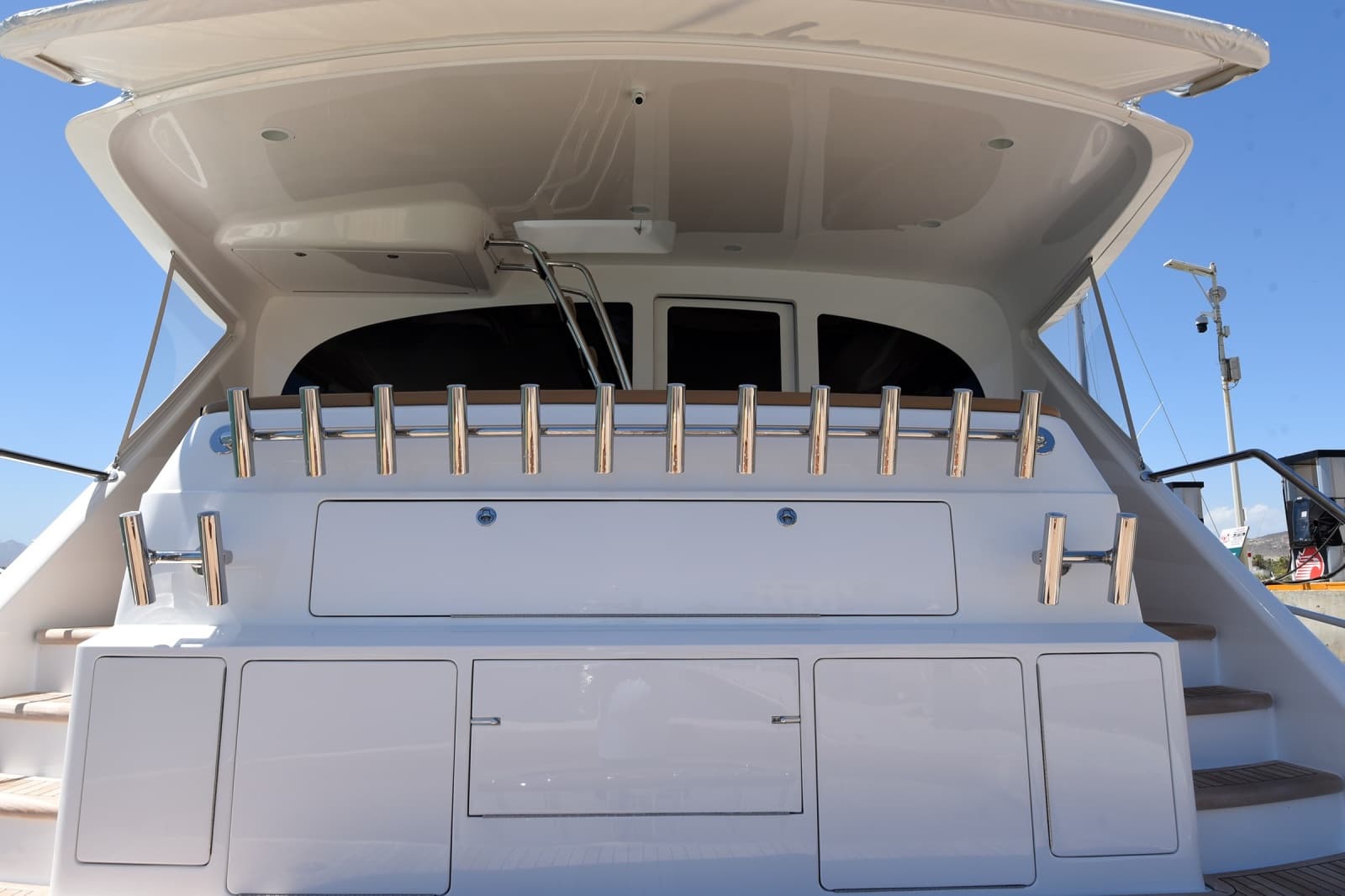 2024 Viking 90 Skybridge - Photo 34