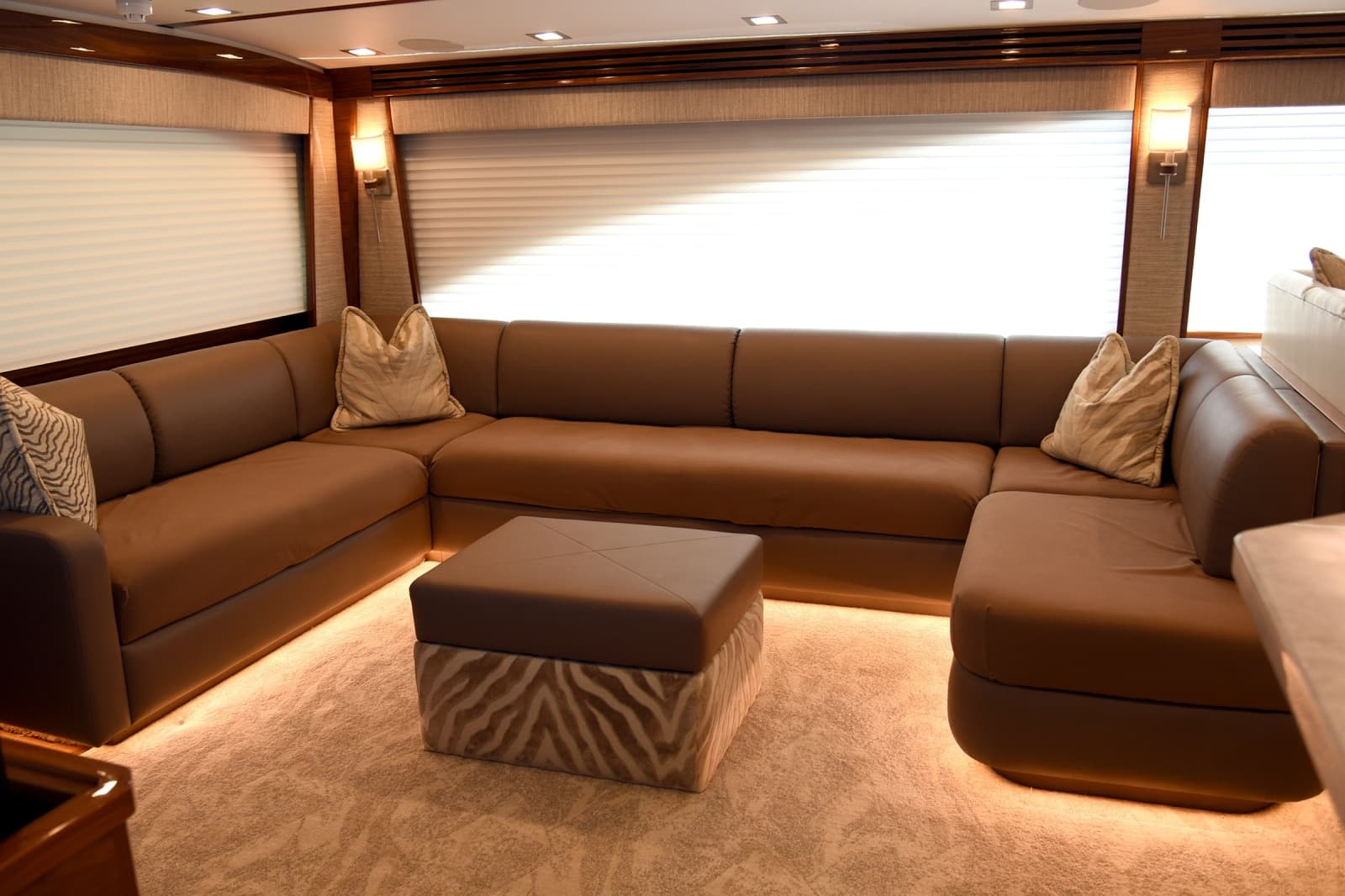 2024 Viking 90 Skybridge - Photo 7