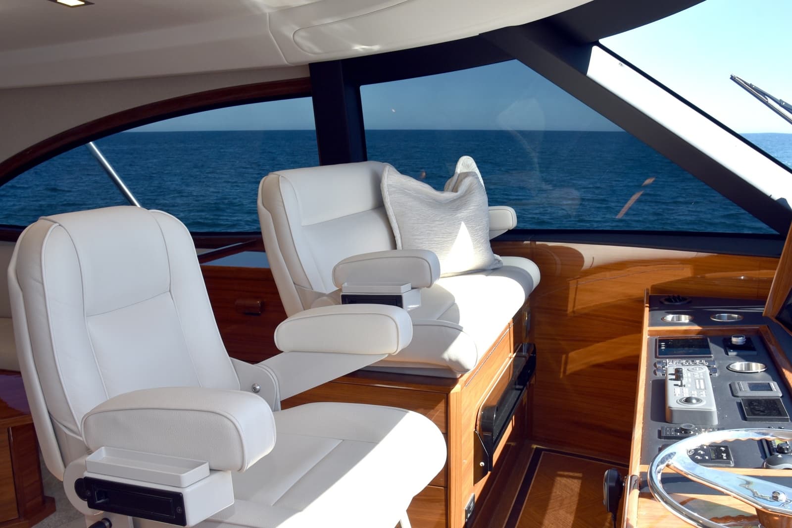 2024 Viking 90 Skybridge - Photo 23