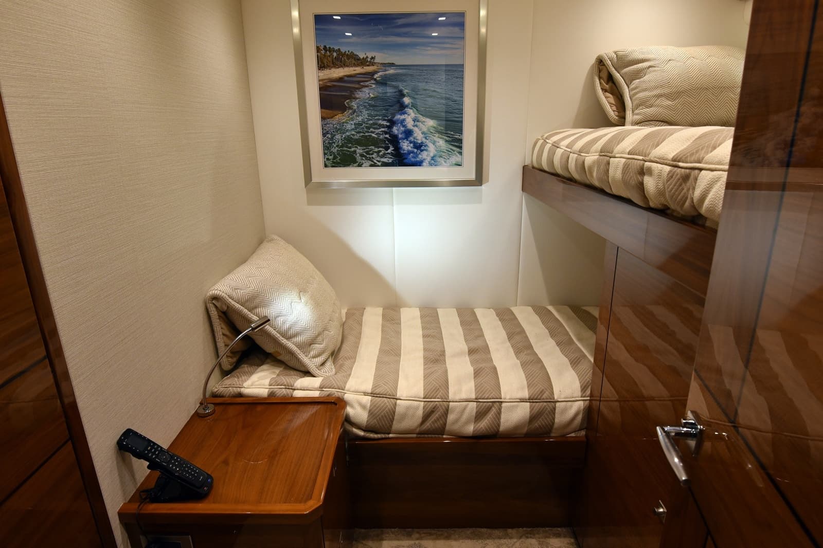 2024 Viking 90 Skybridge - Photo 20