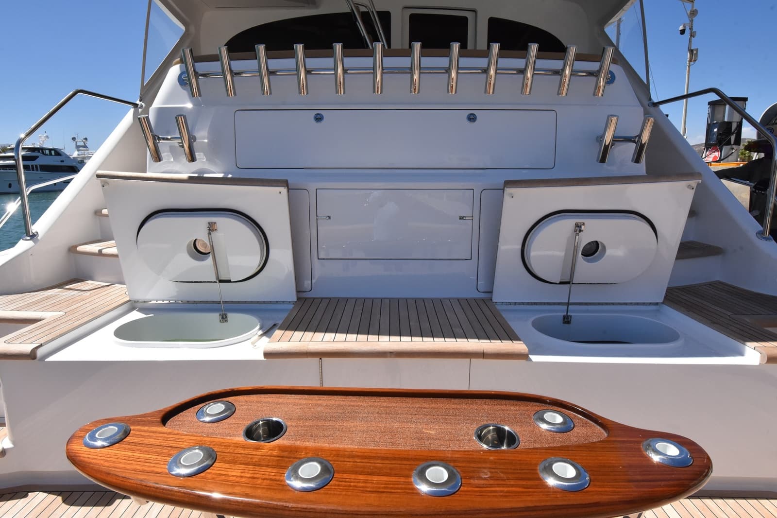 2024 Viking 90 Skybridge - Photo 5
