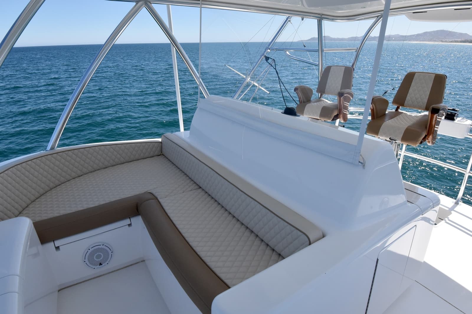 2024 Viking 90 Skybridge - Photo 26
