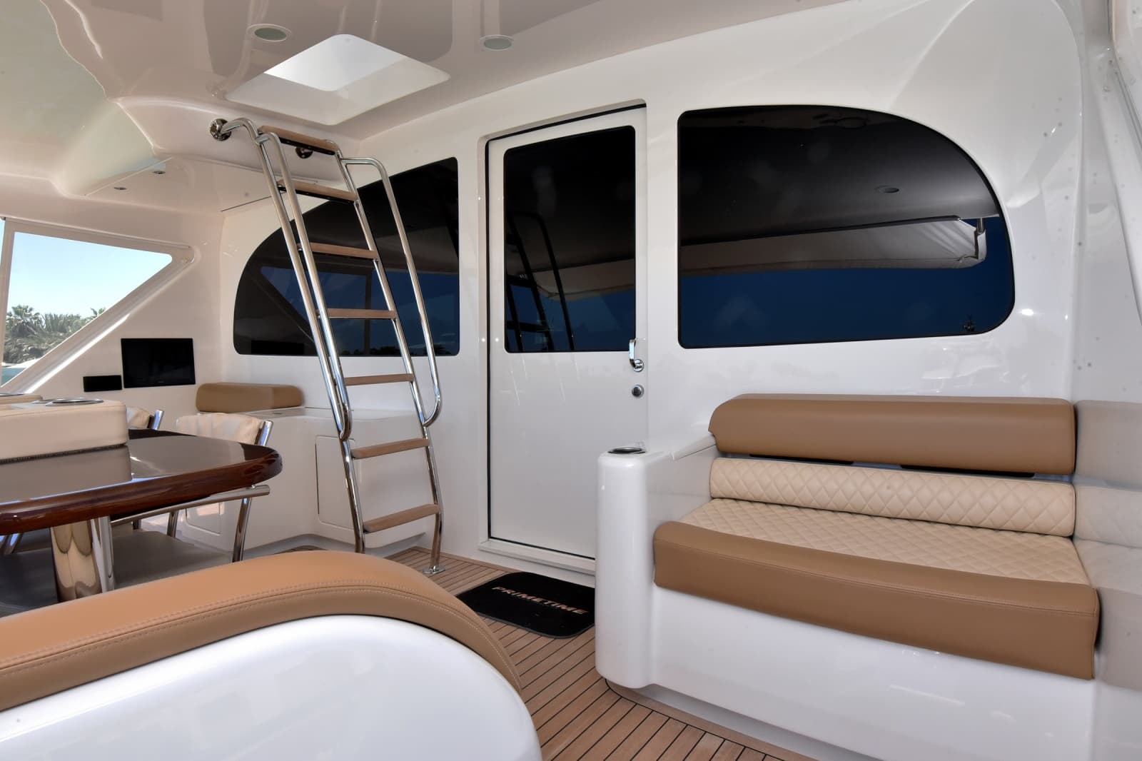 2024 Viking 90 Skybridge - Photo 11