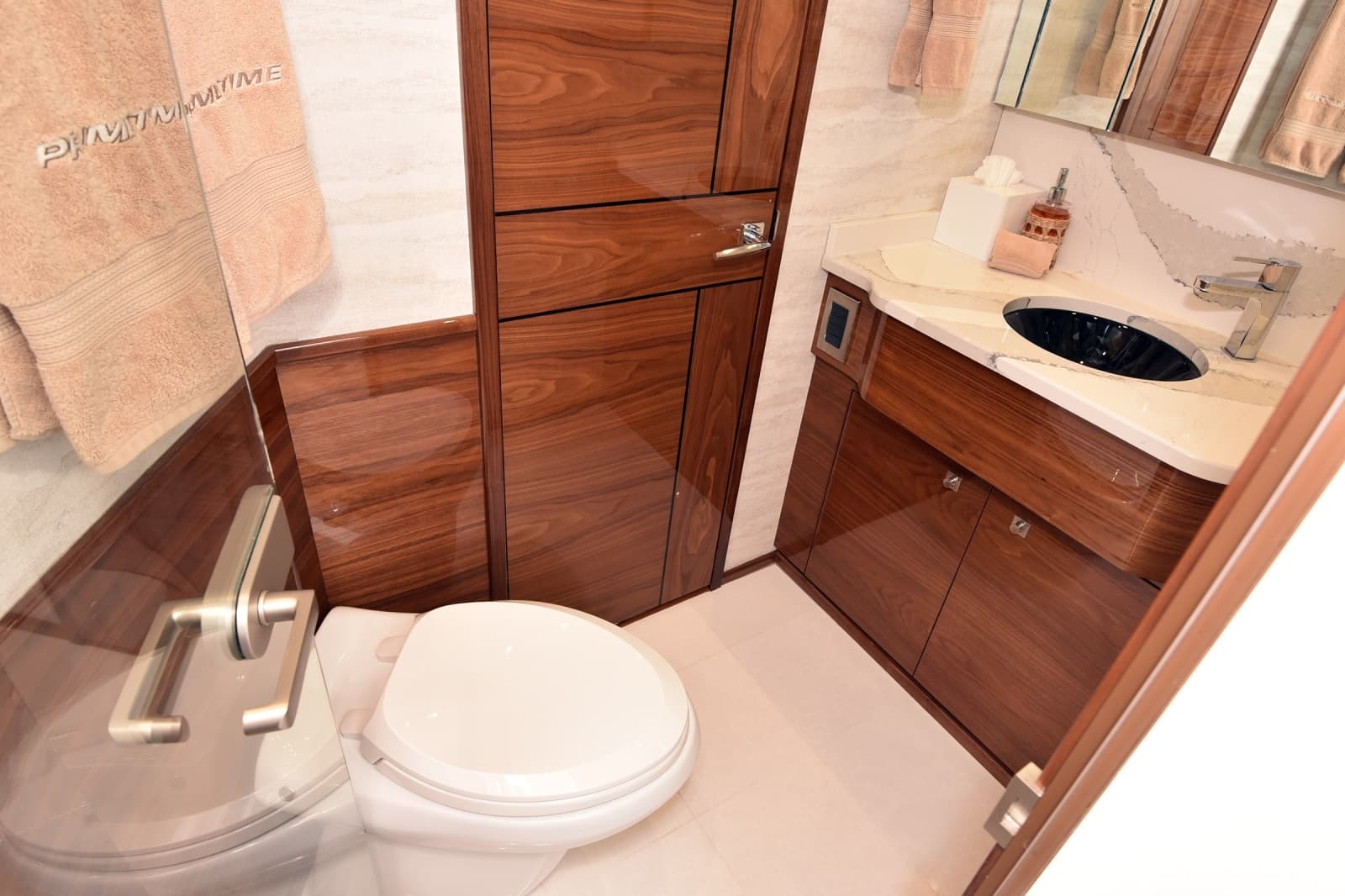 2024 Viking 90 Skybridge - Photo 21