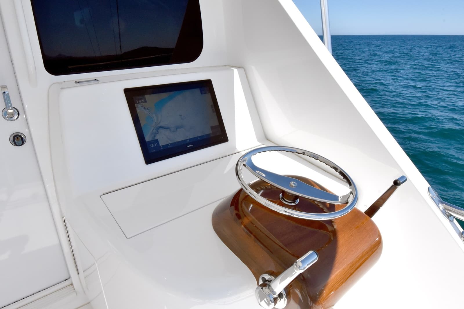 2024 Viking 90 Skybridge - Photo 25