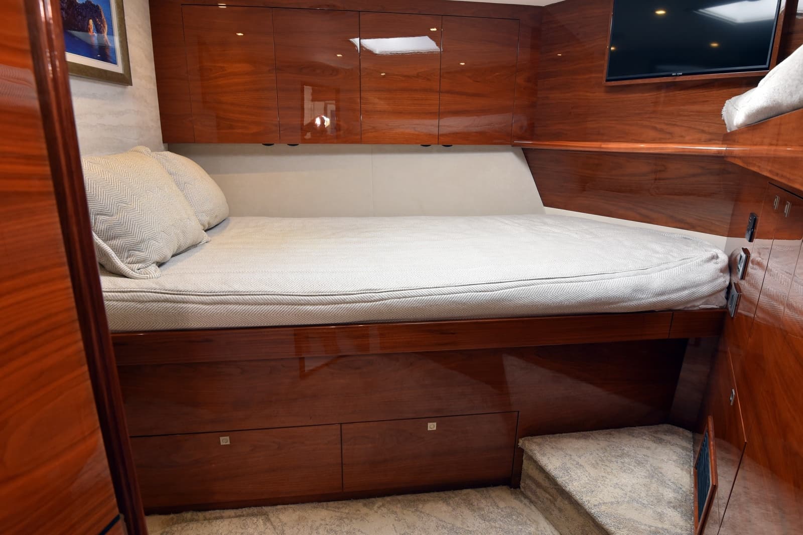 2024 Viking 90 Skybridge - Photo 17