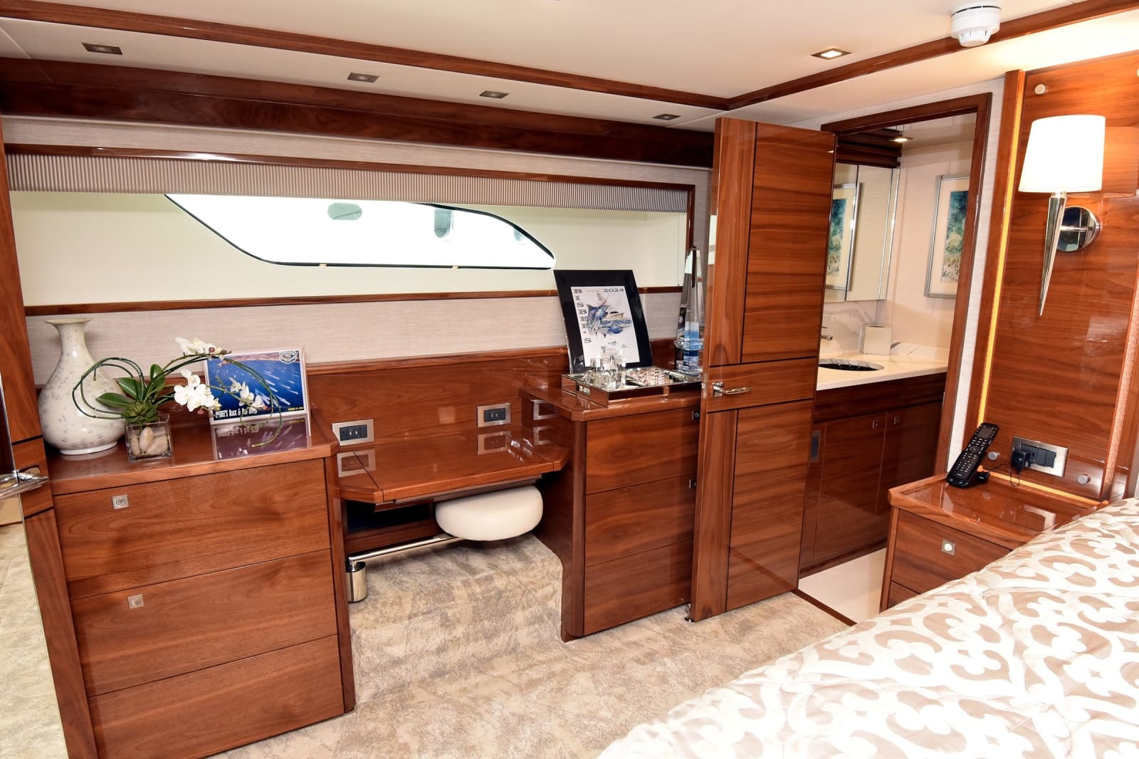 2024 Viking 90 Skybridge - Photo 13