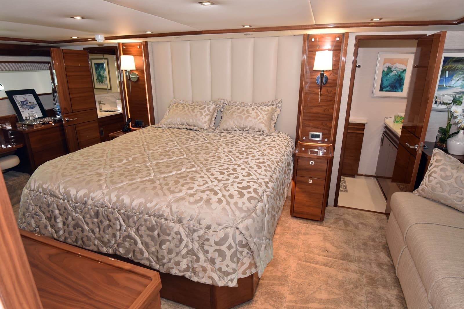 2024 Viking 90 Skybridge - Photo 4